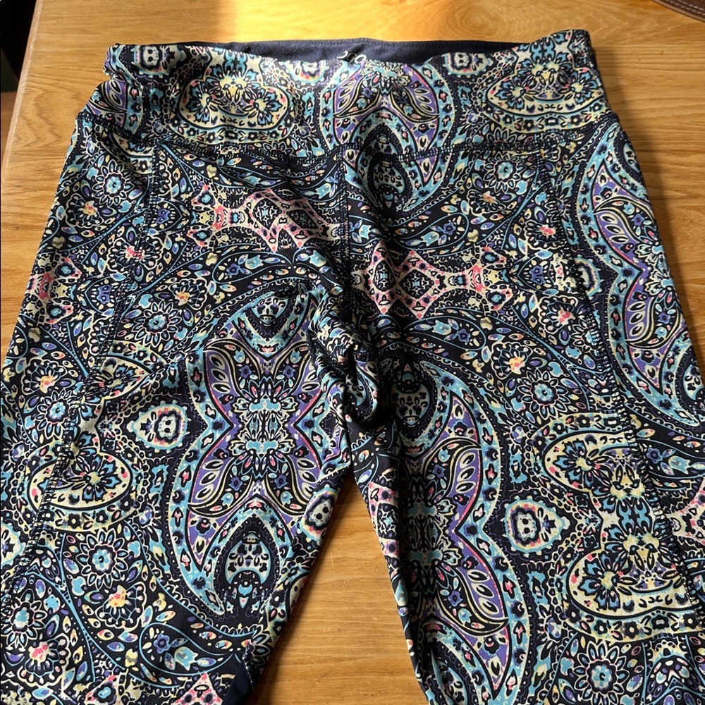 VOGO Athletica Multicolor paisley Patterned Legging capris